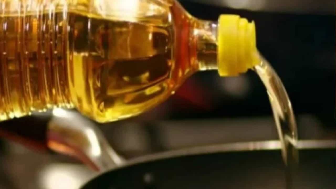 Edible Oil Price: ತೈಲ ಬೆಲೆಯಲ್ಲಿ ಭಾರೀ ಕುಸಿತ, ಚಿನ್ನ- ಬೆಳ್ಳಿಯ ಆಮದು ಸುಂಕವೂ ಕಡಿತ Edible Oil Price: ತೈಲ ಬೆಲೆಯಲ್ಲಿ ಭಾರೀ ಕುಸಿತ, ಚಿನ್ನ- ಬೆಳ್ಳಿಯ ಆಮದು ಸುಂಕವೂ ಕಡಿತ