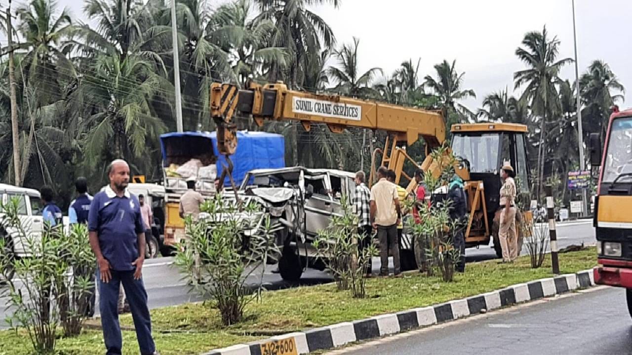 ಸಚಿವ ಕೋಟ ಶ್ರೀನಿವಾಸ ಪೂಜಾರಿ ಎಸ್ಕಾರ್ಟ್ ವಾಹನ ಅಪಘಾತ; ಎಸ್ಕಾರ್ಟ್ ಸಿಬ್ಬಂದಿಗೆ ಗಾಯ ಸಚಿವ ಕೋಟ ಶ್ರೀನಿವಾಸ ಪೂಜಾರಿ ಎಸ್ಕಾರ್ಟ್ ವಾಹನ ಅಪಘಾತ; ಎಸ್ಕಾರ್ಟ್ ಸಿಬ್ಬಂದಿಗೆ ಗಾಯ