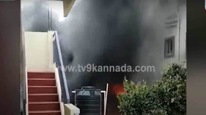 ಬೆಂಗಳೂರಿನ ವ್ಹೈಟ್ಫೀಲ್ಡ್ನಲ್ಲಿ ಬೆಂಕಿ ಆಕಸ್ಮಿಕ, ಮೂರು ಅಂಗಡಿಗಳಿಗೆ ಬೆಂಕಿ, ಭಾರಿ ಪ್ರಮಾಣದ ನಷ್ಟ ಬೆಂಗಳೂರಿನ ವ್ಹೈಟ್ಫೀಲ್ಡ್ನಲ್ಲಿ ಬೆಂಕಿ ಆಕಸ್ಮಿಕ, ಮೂರು ಅಂಗಡಿಗಳಿಗೆ ಬೆಂಕಿ, ಭಾರಿ ಪ್ರಮಾಣದ ನಷ್ಟ