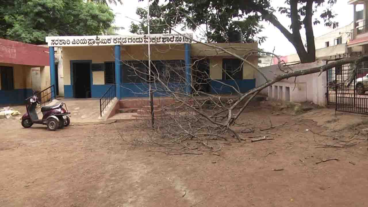 ಶಾಲೆ ಆವರಣದಲ್ಲಿ ಧರೆಗೆ ಉರುಳಿದ ಮರ: ಮಕ್ಕಳನ್ನು ಸೇವ್ ಮಾಡಿದ್ದು ಶವ ಯಾತ್ರೆ