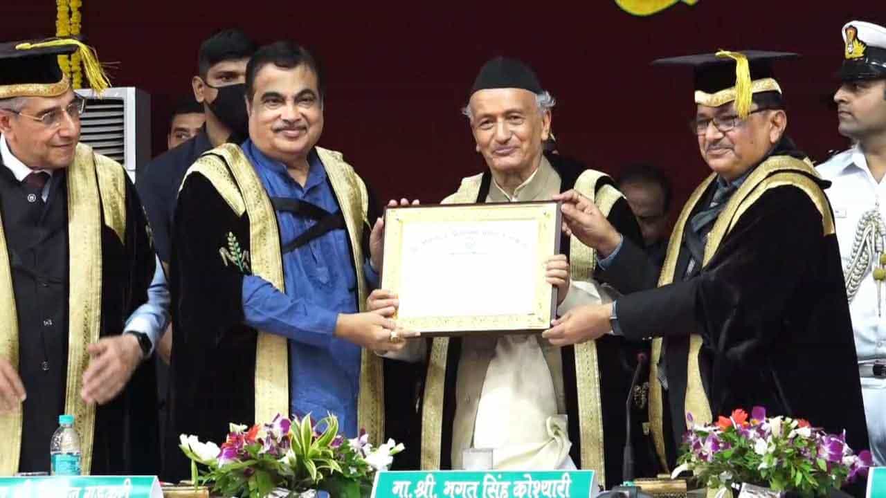 ಕೇಂದ್ರ ಸಚಿವ ನಿತಿನ್ ಗಡ್ಕರಿಗೆ ಗೌರವ ಡಾಕ್ಟರ್ ಆಫ್ ಸಯನ್ಸ್ ಪದವಿ ಪ್ರದಾನ ಕೇಂದ್ರ ಸಚಿವ ನಿತಿನ್ ಗಡ್ಕರಿಗೆ ಗೌರವ ಡಾಕ್ಟರ್ ಆಫ್ ಸಯನ್ಸ್ ಪದವಿ ಪ್ರದಾನ