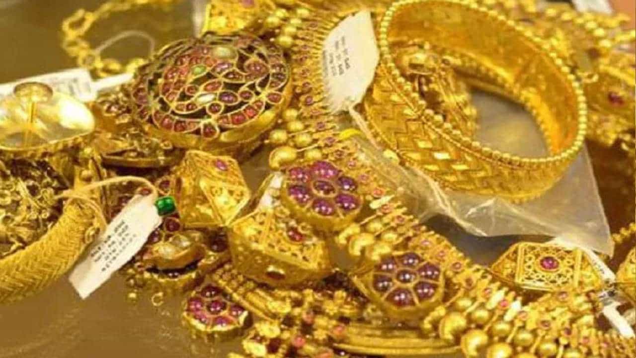 Gold Price Today: ಸತತ 2ನೇ ದಿನವೂ ಚಿನ್ನದ ಬೆಲೆ ಕುಸಿತ; ಬೆಳ್ಳಿ ದರ ಕೊಂಚ ಏರಿಕೆ Gold Price Today: ಸತತ 2ನೇ ದಿನವೂ ಚಿನ್ನದ ಬೆಲೆ ಕುಸಿತ; ಬೆಳ್ಳಿ ದರ ಕೊಂಚ ಏರಿಕೆ