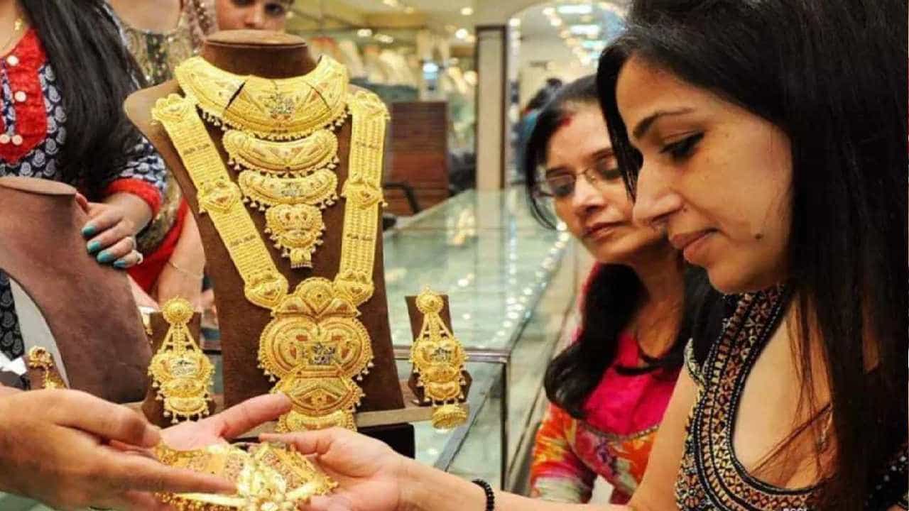 Gold Price Today: ಏರಿಕೆಯಾಗುತ್ತಿದ್ದ ಚಿನ್ನದ ಬೆಲೆ 320 ರೂ. ಕುಸಿತ; ಬೆಳ್ಳಿ ದರ 400 ರೂ. ಇಳಿಕೆ Gold Price Today: ಏರಿಕೆಯಾಗುತ್ತಿದ್ದ ಚಿನ್ನದ ಬೆಲೆ 320 ರೂ. ಕುಸಿತ; ಬೆಳ್ಳಿ ದರ 400 ರೂ. ಇಳಿಕೆ