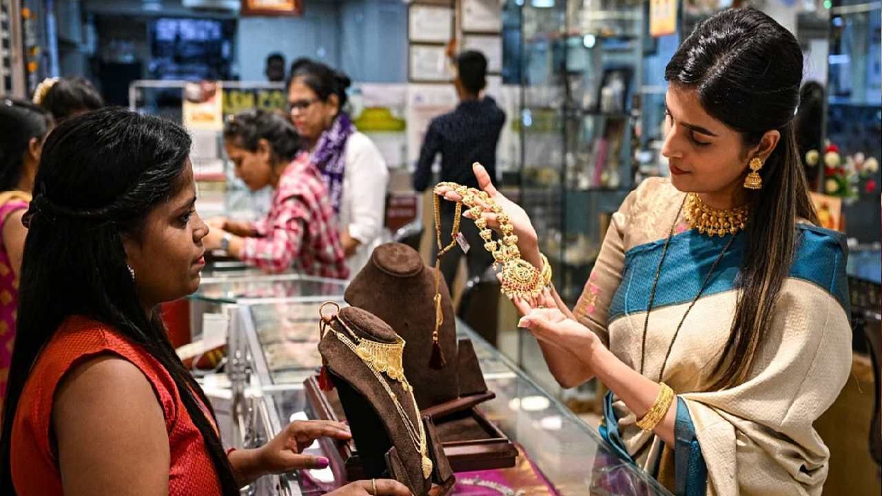 Gold- Silver Price: ದೇಶದ ಪ್ರಮುಖ ನಗರಗಳಲ್ಲಿ ಜುಲೈ 8ರ ಶುಕ್ರವಾರದ ಚಿನ್ನ- ಬೆಳ್ಳಿ ದರ ಇಲ್ಲಿದೆ Gold- Silver Price: ದೇಶದ ಪ್ರಮುಖ ನಗರಗಳಲ್ಲಿ ಜುಲೈ 8ರ ಶುಕ್ರವಾರದ ಚಿನ್ನ- ಬೆಳ್ಳಿ ದರ ಇಲ್ಲಿದೆ