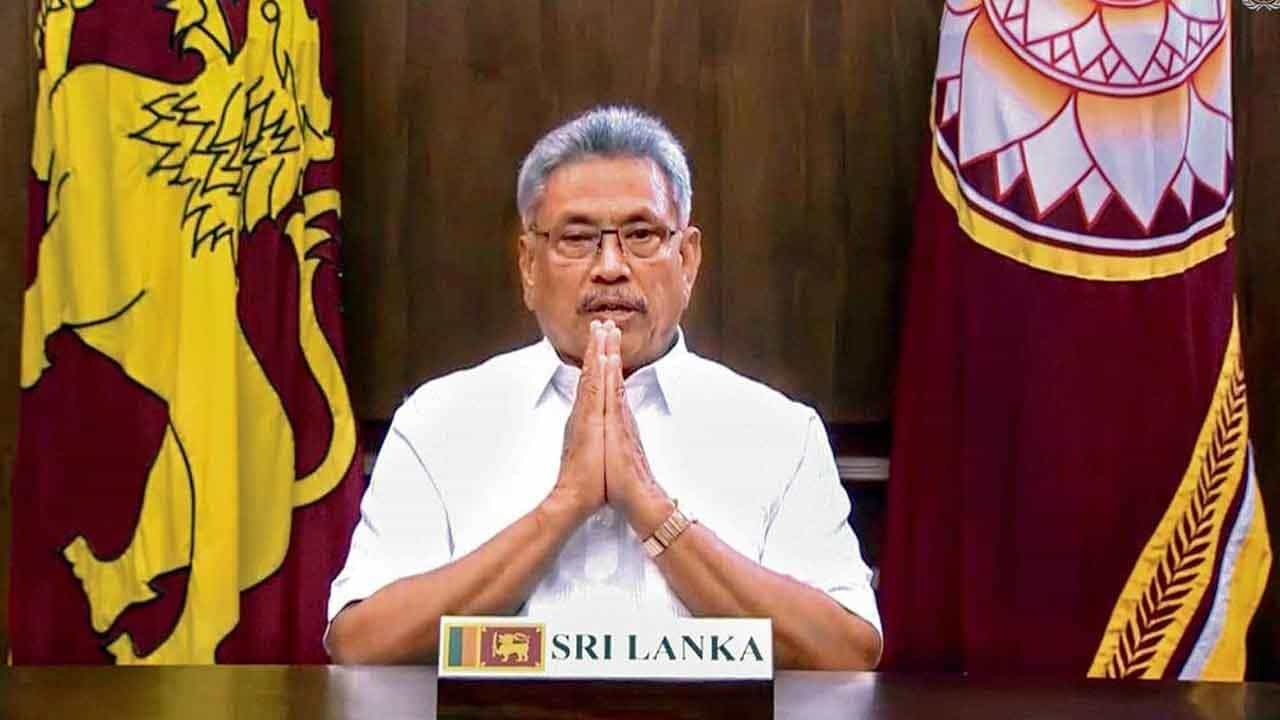 Sri Lanka Economic Crisis: ಮಾಲ್ಡೀವ್ಸ್ಗೆ ಓಡಿಹೋದ ಅಧ್ಯಕ್ಷ ಗೊಟಬಯ ರಾಜಪಕ್ಸ; ಮಾಜಿ ವಿತ್ತ ಸಚಿವಗೆ ವಿಮಾನ ಹತ್ತಲು ಬಿಡದ ಜನ Sri Lanka Economic Crisis: ಮಾಲ್ಡೀವ್ಸ್ಗೆ ಓಡಿಹೋದ ಅಧ್ಯಕ್ಷ ಗೊಟಬಯ ರಾಜಪಕ್ಸ; ಮಾಜಿ ವಿತ್ತ ಸಚಿವಗೆ ವಿಮಾನ ಹತ್ತಲು ಬಿಡದ ಜನ