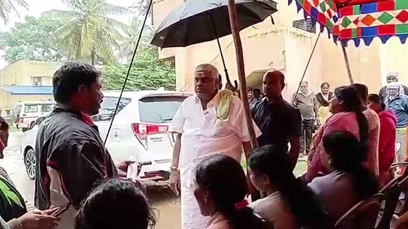 ಪ್ರತಿಭಟನಾನಿರತ ಅಂಗನವಾಡಿ ಕಾರ್ಯಕರ್ತೆಯರ ಮೇಲೆ ಎಚ್ಡಿ ರೇವಣ್ಣ ಗರಂ ವಿಡಿಯೋ ವೈರಲ್; ಹಾಸನದಲ್ಲಿ ಶಾಸಕನ ವಿರುದ್ಧ ಧರಣಿಗೆ ನಿರ್ಧಾರ
