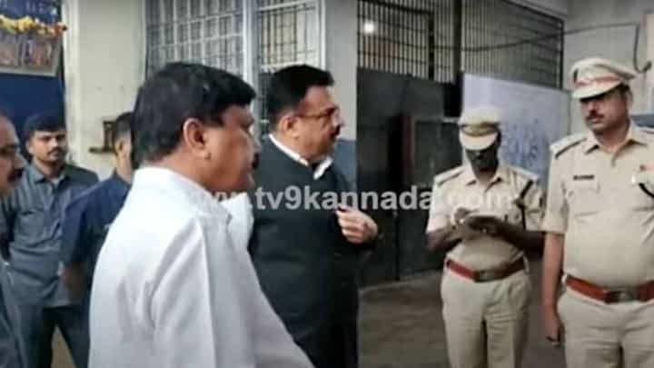 ಬೆಂಗಳೂರಿನ ಕೇಂದ್ರೀಯ ಜೈಲಿಗೆ ದಿಢೀರ್ ಭೇಟಿ ನೀಡಿ ದೂರುಗಳ ಪರಿಶೀಲನೆ ನಡೆಸಿದರು ಗೃಹ ಸಚಿವ ಆರಗ ಜ್ಞಾನೇಂದ್ರ ಬೆಂಗಳೂರಿನ ಕೇಂದ್ರೀಯ ಜೈಲಿಗೆ ದಿಢೀರ್ ಭೇಟಿ ನೀಡಿ ದೂರುಗಳ ಪರಿಶೀಲನೆ ನಡೆಸಿದರು ಗೃಹ ಸಚಿವ ಆರಗ ಜ್ಞಾನೇಂದ್ರ
