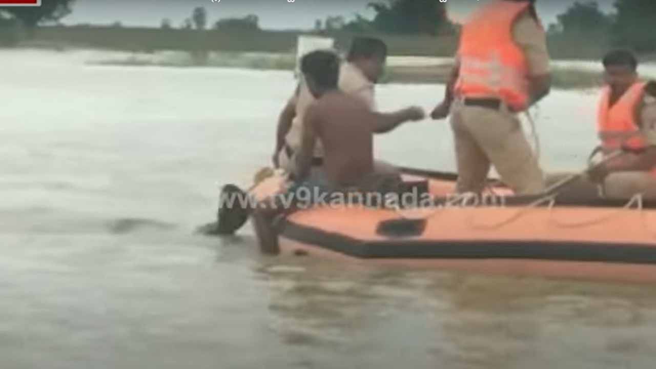 ನಡುಗಡ್ಡೆಯಲ್ಲಿ ಸಿಲುಕಿದ್ದ ಕುದುರೆಯೊಂದನ್ನು ಅಗ್ನಿಶಾಮಕ ದಳದ ಸಿಬ್ಬಂದಿ ರಕ್ಷಿಸಿದರು ನಡುಗಡ್ಡೆಯಲ್ಲಿ ಸಿಲುಕಿದ್ದ ಕುದುರೆಯೊಂದನ್ನು ಅಗ್ನಿಶಾಮಕ ದಳದ ಸಿಬ್ಬಂದಿ ರಕ್ಷಿಸಿದರು