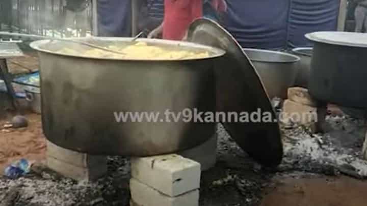 ಜನೋತ್ಸವ: ಕಾರ್ಯಕರ್ತರಿಗಾಗಿ ತಯಾರಿಸಿದ ಉಪಹಾರ ಹಾಸ್ಟೆಲ್ ಮತ್ತು ಅನಾಥಾಶ್ರಮಗಳಿಗೆ ಕಳಿಸಲಾಗುತ್ತಿದೆ ಜನೋತ್ಸವ: ಕಾರ್ಯಕರ್ತರಿಗಾಗಿ ತಯಾರಿಸಿದ ಉಪಹಾರ ಹಾಸ್ಟೆಲ್ ಮತ್ತು ಅನಾಥಾಶ್ರಮಗಳಿಗೆ ಕಳಿಸಲಾಗುತ್ತಿದೆ