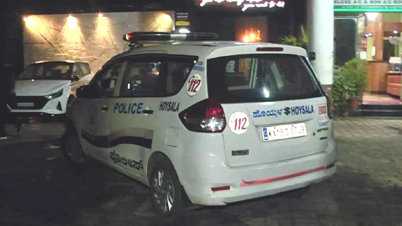 Mangaluru: ಮಂಗಳೂರು ಪಬ್ನಲ್ಲಿ ಕಾಲೇಜು ವಿದ್ಯಾರ್ಥಿಗಳ ಪಾರ್ಟಿಗೆ ಬಜರಂಗದಳ ಕಾರ್ಯಕರ್ತರ ಅಡ್ಡಿ Mangaluru: ಮಂಗಳೂರು ಪಬ್ನಲ್ಲಿ ಕಾಲೇಜು ವಿದ್ಯಾರ್ಥಿಗಳ ಪಾರ್ಟಿಗೆ ಬಜರಂಗದಳ ಕಾರ್ಯಕರ್ತರ ಅಡ್ಡಿ