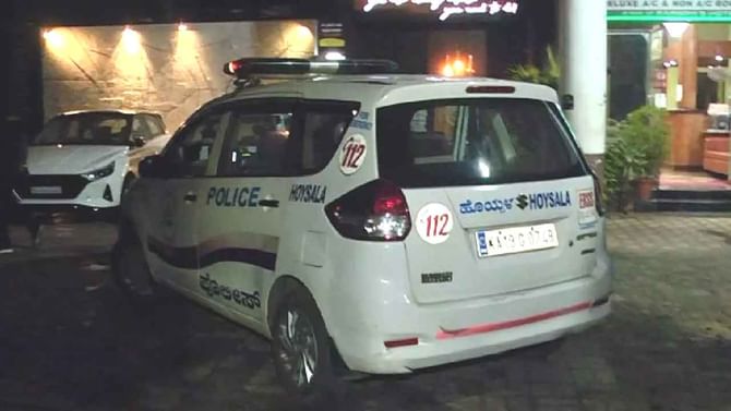 Mangaluru: ಮಂಗಳೂರು ಪಬ್ನಲ್ಲಿ ಕಾಲೇಜು ವಿದ್ಯಾರ್ಥಿಗಳ ಪಾರ್ಟಿಗೆ ಬಜರಂಗದಳ ಕಾರ್ಯಕರ್ತರ ಅಡ್ಡಿ Mangaluru: ಮಂಗಳೂರು ಪಬ್ನಲ್ಲಿ ಕಾಲೇಜು ವಿದ್ಯಾರ್ಥಿಗಳ ಪಾರ್ಟಿಗೆ ಬಜರಂಗದಳ ಕಾರ್ಯಕರ್ತರ ಅಡ್ಡಿ