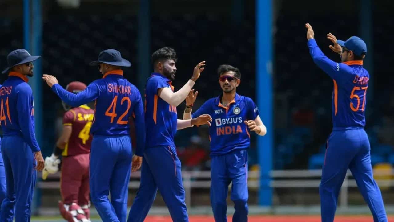 IND vs WI: ಕೆರಿಬಿಯನ್ ದೈತ್ಯರನ್ನು ಮಣಿಸಿ ಸರಣಿ ಗೆದ್ದ ಟೀಂ ಇಂಡಿಯಾಕ್ಕೆ ದಂಡದ ಬರೆ ಎಳೆದ ಐಸಿಸಿ..! IND vs WI: ಕೆರಿಬಿಯನ್ ದೈತ್ಯರನ್ನು ಮಣಿಸಿ ಸರಣಿ ಗೆದ್ದ ಟೀಂ ಇಂಡಿಯಾಕ್ಕೆ ದಂಡದ ಬರೆ ಎಳೆದ ಐಸಿಸಿ..!