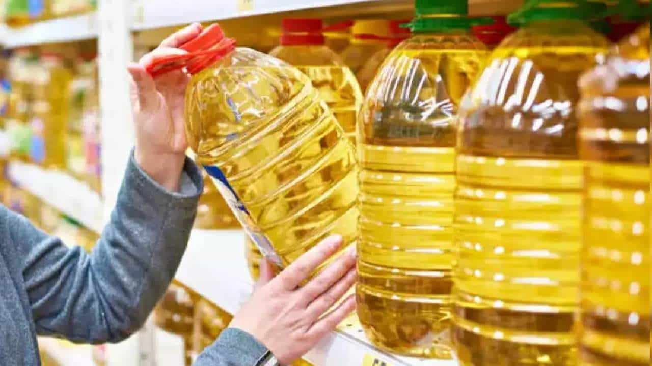 Edible oil price: ಗುಡ್ ನ್ಯೂಸ್...ಅಡುಗೆ ಎಣ್ಣೆ ದರದಲ್ಲಿ ಭಾರೀ ಇಳಿಕೆ Edible oil price: ಗುಡ್ ನ್ಯೂಸ್...ಅಡುಗೆ ಎಣ್ಣೆ ದರದಲ್ಲಿ ಭಾರೀ ಇಳಿಕೆ