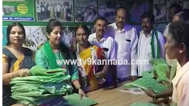 ರಾಜ್ಯದಲ್ಲಿ ಮತದಾರರಿಗೆ ಉಡುಗೊರೆ ಹಂಚುವ ಕಾರ್ಯವನ್ನು ಪಕ್ಷಗಳು ಈಗಾಗಲೇ ಆರಂಭಿಸಿವೆ ರಾಜ್ಯದಲ್ಲಿ ಮತದಾರರಿಗೆ ಉಡುಗೊರೆ ಹಂಚುವ ಕಾರ್ಯವನ್ನು ಪಕ್ಷಗಳು ಈಗಾಗಲೇ ಆರಂಭಿಸಿವೆ