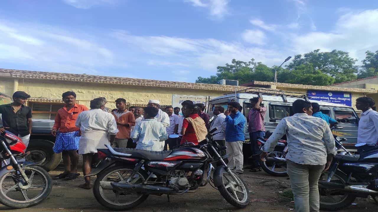 ಕಲಬುರಗಿ: ಹಲ್ಲಿ ಬಿದ್ದಿರುವ ವಿಷ ಆಹಾರ ಸೇವಿಸಿ ಶಾಲಾ ಮಕ್ಕಳು ಅಸ್ವಸ್ಥ ಕಲಬುರಗಿ: ಹಲ್ಲಿ ಬಿದ್ದಿರುವ ವಿಷ ಆಹಾರ ಸೇವಿಸಿ ಶಾಲಾ ಮಕ್ಕಳು ಅಸ್ವಸ್ಥ