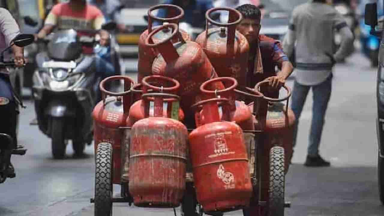 LPG Price Today: ಎಲ್​ಪಿಜಿ ಗ್ರಾಹಕರಿಗೆ ಗುಡ್​ ನ್ಯೂಸ್​; ಇಂದಿನಿಂದ ಅಡುಗೆ ಅನಿಲದ ದರ ಇಳಿಕೆ