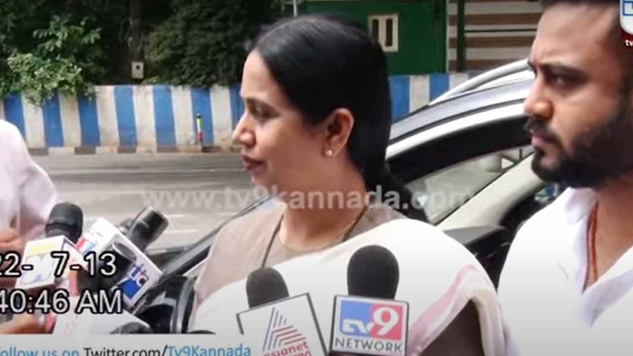 ಯಡಿಯೂರಪ್ಪನವರ ನಿವಾಸಕ್ಕೆ ತೆರಳಿ ಅಚ್ಚರಿ ಮೂಡಿಸಿದರು ಕಾಂಗ್ರೆಸ್ ಶಾಸಕಿ ಲಕ್ಷ್ಮಿ ಹೆಬ್ಬಾಳ್ಕರ್ ಯಡಿಯೂರಪ್ಪನವರ ನಿವಾಸಕ್ಕೆ ತೆರಳಿ ಅಚ್ಚರಿ ಮೂಡಿಸಿದರು ಕಾಂಗ್ರೆಸ್ ಶಾಸಕಿ ಲಕ್ಷ್ಮಿ ಹೆಬ್ಬಾಳ್ಕರ್