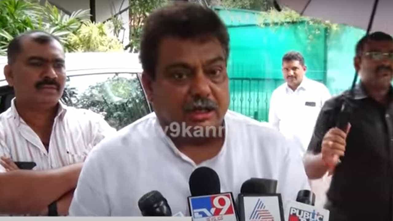 Karnataka Politics: ಲಿಂಗಾಯತ ಸಮುದಾಯ ಸೆಳೆಯಲು ಕಾಂಗ್ರೆಸ್ ಮಹತ್ವದ ಪ್ರಯತ್ನ; ಪ್ರಮುಖ ಮಠಗಳಿಗೆ ಎಂಬಿ ಪಾಟೀಲ್ ಭೇಟಿ Karnataka Politics: ಲಿಂಗಾಯತ ಸಮುದಾಯ ಸೆಳೆಯಲು ಕಾಂಗ್ರೆಸ್ ಮಹತ್ವದ ಪ್ರಯತ್ನ; ಪ್ರಮುಖ ಮಠಗಳಿಗೆ ಎಂಬಿ ಪಾಟೀಲ್ ಭೇಟಿ