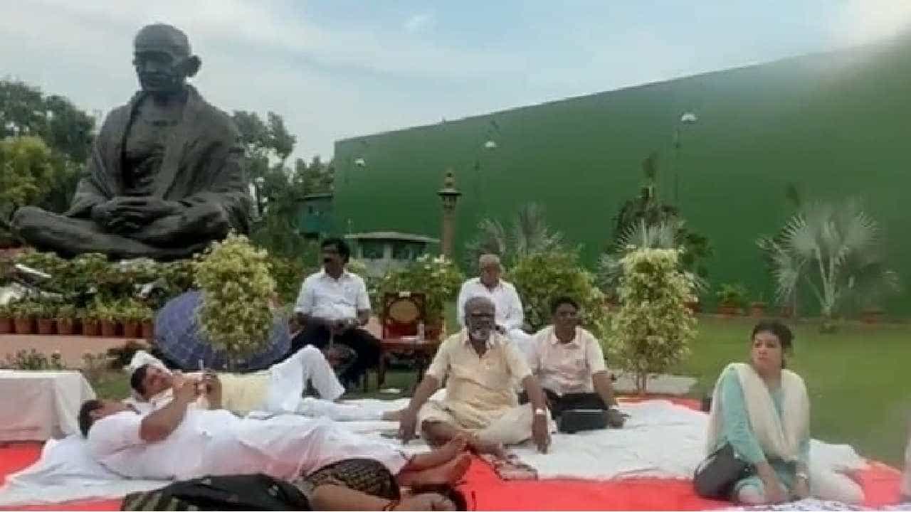 ಸಂಸತ್ ಎದುರು 50 ಗಂಟೆಗಳ ಪ್ರತಿಭಟನೆಯಲ್ಲಿ ಮೊದಲ ರಾತ್ರಿ ಕಳೆದ ಸಂಸದರು; ಇಂದು ಬೆಳಗ್ಗೆ ಡಿಎಂಕೆಯಿಂದ ತಿಂಡಿ ವ್ಯವಸ್ಥೆ ಸಂಸತ್ ಎದುರು 50 ಗಂಟೆಗಳ ಪ್ರತಿಭಟನೆಯಲ್ಲಿ ಮೊದಲ ರಾತ್ರಿ ಕಳೆದ ಸಂಸದರು; ಇಂದು ಬೆಳಗ್ಗೆ ಡಿಎಂಕೆಯಿಂದ ತಿಂಡಿ ವ್ಯವಸ್ಥೆ
