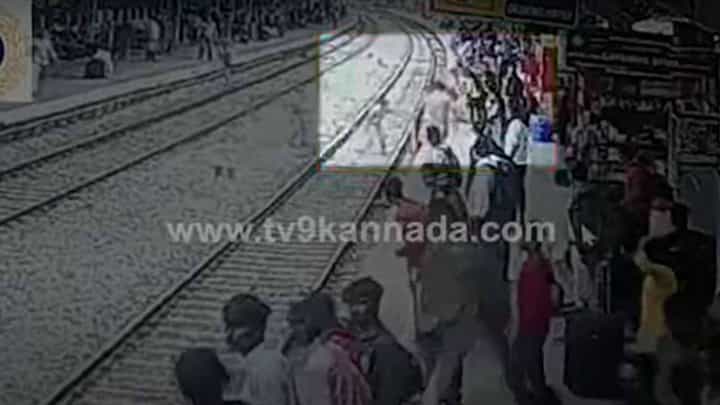 ಬೆಂಗಳೂರು: ಕೆಅರ್ ಪುರಂ ರೇಲ್ವೇ ನಿಲ್ದಾಣದಲ್ಲಿ ವ್ಯಕ್ತಿಯನ್ನು ಸಾವಿನಿಂದ ಪಾರು ಮಾಡಿದ ರಕ್ಷಣಾ ದಳದ ಸಿಬ್ಬಂದಿ ಬೆಂಗಳೂರು: ಕೆಅರ್ ಪುರಂ ರೇಲ್ವೇ ನಿಲ್ದಾಣದಲ್ಲಿ ವ್ಯಕ್ತಿಯನ್ನು ಸಾವಿನಿಂದ ಪಾರು ಮಾಡಿದ ರಕ್ಷಣಾ ದಳದ ಸಿಬ್ಬಂದಿ