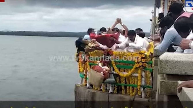 ತುಂಬಿ ಹರಿಯುತ್ತಿರುವ ಹೇಮಾವತಿ ನದಿಗೆ ಸಚಿವ ಗೋಪಾಲಯ್ಯ ಬಾಗಿನ ಅರ್ಪಿಸಿದರು ತುಂಬಿ ಹರಿಯುತ್ತಿರುವ ಹೇಮಾವತಿ ನದಿಗೆ ಸಚಿವ ಗೋಪಾಲಯ್ಯ ಬಾಗಿನ ಅರ್ಪಿಸಿದರು