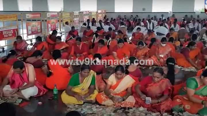 ಮಂತ್ರಾಲಯ ರಾಯರ ಮಠದ ಹುಂಡಿಯಲ್ಲಿ ಸಂಗ್ರಹವಾಗಿರುವ ಭಕ್ತರ ಕಾಣಿಕೆ ಮೊತ್ತ ರೂ. 2.52 ಕೋಟಿ ಮಂತ್ರಾಲಯ ರಾಯರ ಮಠದ ಹುಂಡಿಯಲ್ಲಿ ಸಂಗ್ರಹವಾಗಿರುವ ಭಕ್ತರ ಕಾಣಿಕೆ ಮೊತ್ತ ರೂ. 2.52 ಕೋಟಿ