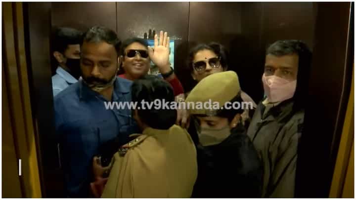 Pavitra Lokesh: ಮುಖಾಮುಖಿ ಬೈಯ್ದುಕೊಂಡ ರಮ್ಯಾ-ಪವಿತ್ರಾ ಲೋಕೇಶ್; ಖುಷಿಯಿಂದ ಕೇಕೆ ಹಾಕಿದ ನರೇಶ್ Pavitra Lokesh: ಮುಖಾಮುಖಿ ಬೈಯ್ದುಕೊಂಡ ರಮ್ಯಾ-ಪವಿತ್ರಾ ಲೋಕೇಶ್; ಖುಷಿಯಿಂದ ಕೇಕೆ ಹಾಕಿದ ನರೇಶ್