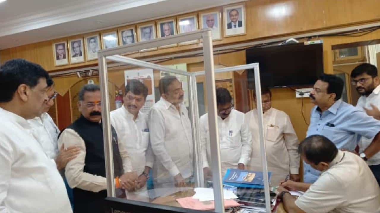 ಮಹಾರಾಷ್ಟ್ರ ವಿಧಾನಸಭೆ ಸ್ಪೀಕರ್ ಹುದ್ದೆಗೆ ಶಿವಸೇನೆಯ ರಾಜನ್ ಸಾಲ್ವಿ ನಾಮಪತ್ರ ಸಲ್ಲಿಕೆ ಮಹಾರಾಷ್ಟ್ರ ವಿಧಾನಸಭೆ ಸ್ಪೀಕರ್ ಹುದ್ದೆಗೆ ಶಿವಸೇನೆಯ ರಾಜನ್ ಸಾಲ್ವಿ ನಾಮಪತ್ರ ಸಲ್ಲಿಕೆ