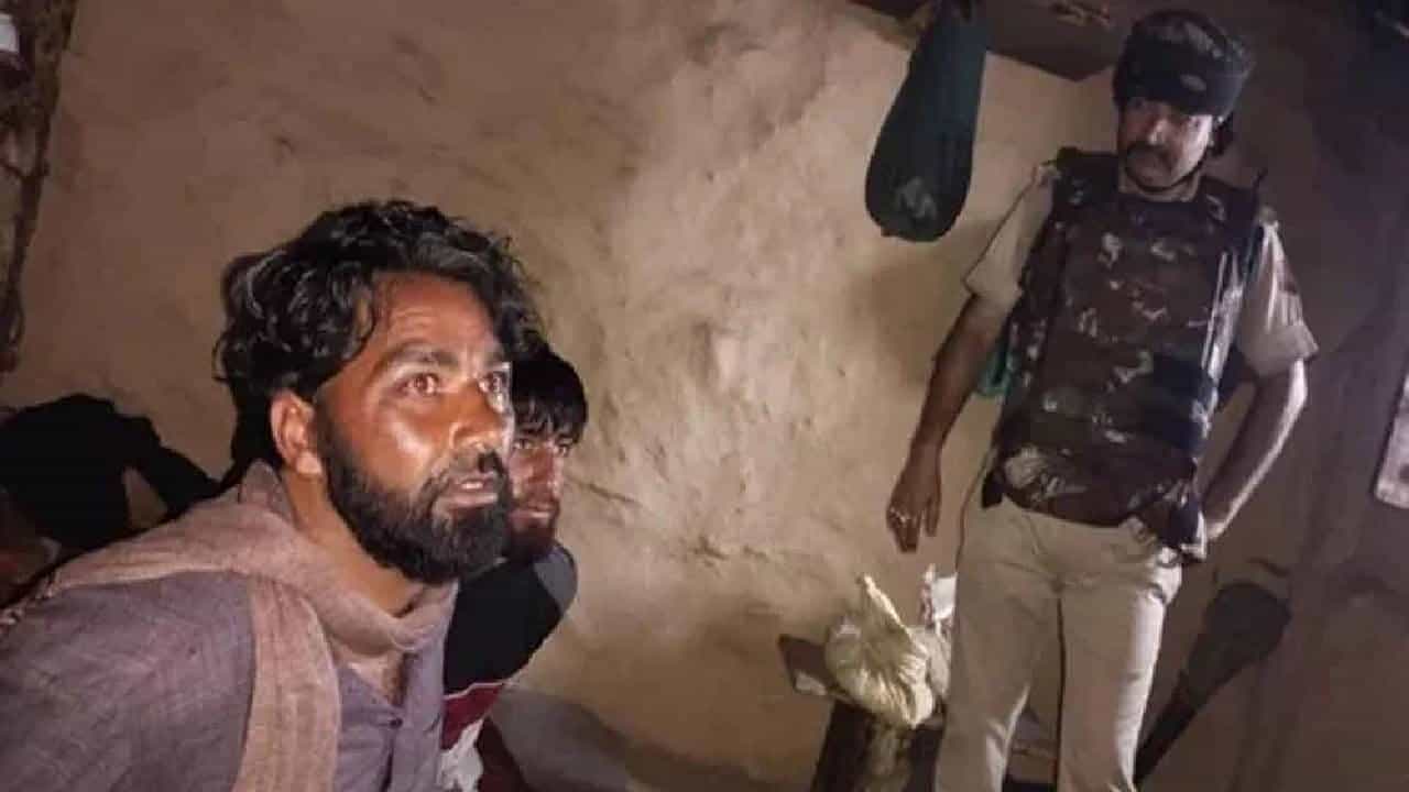 ಬಂಧಿತ ಎಲ್ಇಟಿ ಉಗ್ರರ ಪೈಕಿ ಓರ್ವ ಮಾಜಿ ಬಿಜೆಪಿ ವ್ಯಕ್ತಿ, ಜಮ್ಮು ಕಾಶ್ಮೀರದ ರಾಜಕೀಯ ವಲಯಗಳಲ್ಲಿ ಗದ್ದಲ ಬಂಧಿತ ಎಲ್ಇಟಿ ಉಗ್ರರ ಪೈಕಿ ಓರ್ವ ಮಾಜಿ ಬಿಜೆಪಿ ವ್ಯಕ್ತಿ, ಜಮ್ಮು ಕಾಶ್ಮೀರದ ರಾಜಕೀಯ ವಲಯಗಳಲ್ಲಿ ಗದ್ದಲ