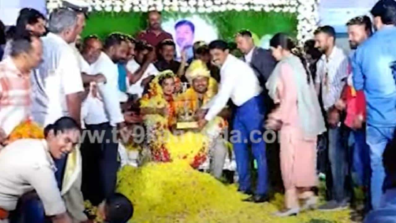 ತಹಶೀಲ್ದಾರ್ ಬೀಳ್ಕೊಡುಗೆ ಹಿನ್ನೆಲೆ ಕೇಕ್ ಕತ್ತರಿಸಿ ಡ್ರೋನ್ ಹಾರಿಸಿ ಪಟಾಕಿ ಸಿಡಿಸಿ ಹುಚ್ಚೆದ್ದು ಕುಣಿದ ಸರ್ಕಾರಿ ನೌಕರರು ತಹಶೀಲ್ದಾರ್ ಬೀಳ್ಕೊಡುಗೆ ಹಿನ್ನೆಲೆ ಕೇಕ್ ಕತ್ತರಿಸಿ ಡ್ರೋನ್ ಹಾರಿಸಿ ಪಟಾಕಿ ಸಿಡಿಸಿ ಹುಚ್ಚೆದ್ದು ಕುಣಿದ ಸರ್ಕಾರಿ ನೌಕರರು
