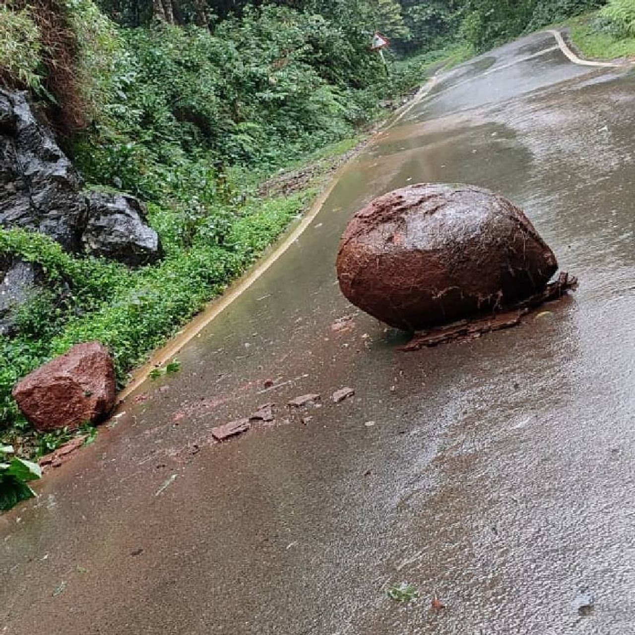 ಕೊಡಗಿನ ಭಾಗಮಂಡಲ-ತಲಕಾವೇರಿ ರಸ್ತೆ ಮೇಲೆ ಬಂಡೆ ಉರುಳಿ ಬಿದ್ದಿದೆ. ಭಾಗಮಂಡಲದಿಂದ ನಾಲ್ಕು ಕಿ.ಮೀ. ದೂರದಲ್ಲಿ ಈ ಘಟನೆ ನಡೆದಿದೆ.