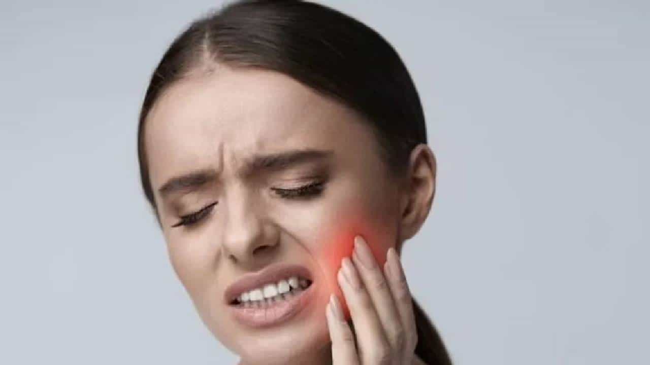 Tooth Pain: ಹಲ್ಲಿನ ಸೆನ್ಸಿಟಿವಿಟಿಯನ್ನು ಉಲ್ಬಣಗೊಳಿಸಬಲ್ಲ ಈ ಅಭ್ಯಾಸಗಳಿಂದ ದೂರವಿರಿ Tooth Pain: ಹಲ್ಲಿನ ಸೆನ್ಸಿಟಿವಿಟಿಯನ್ನು ಉಲ್ಬಣಗೊಳಿಸಬಲ್ಲ ಈ ಅಭ್ಯಾಸಗಳಿಂದ ದೂರವಿರಿ