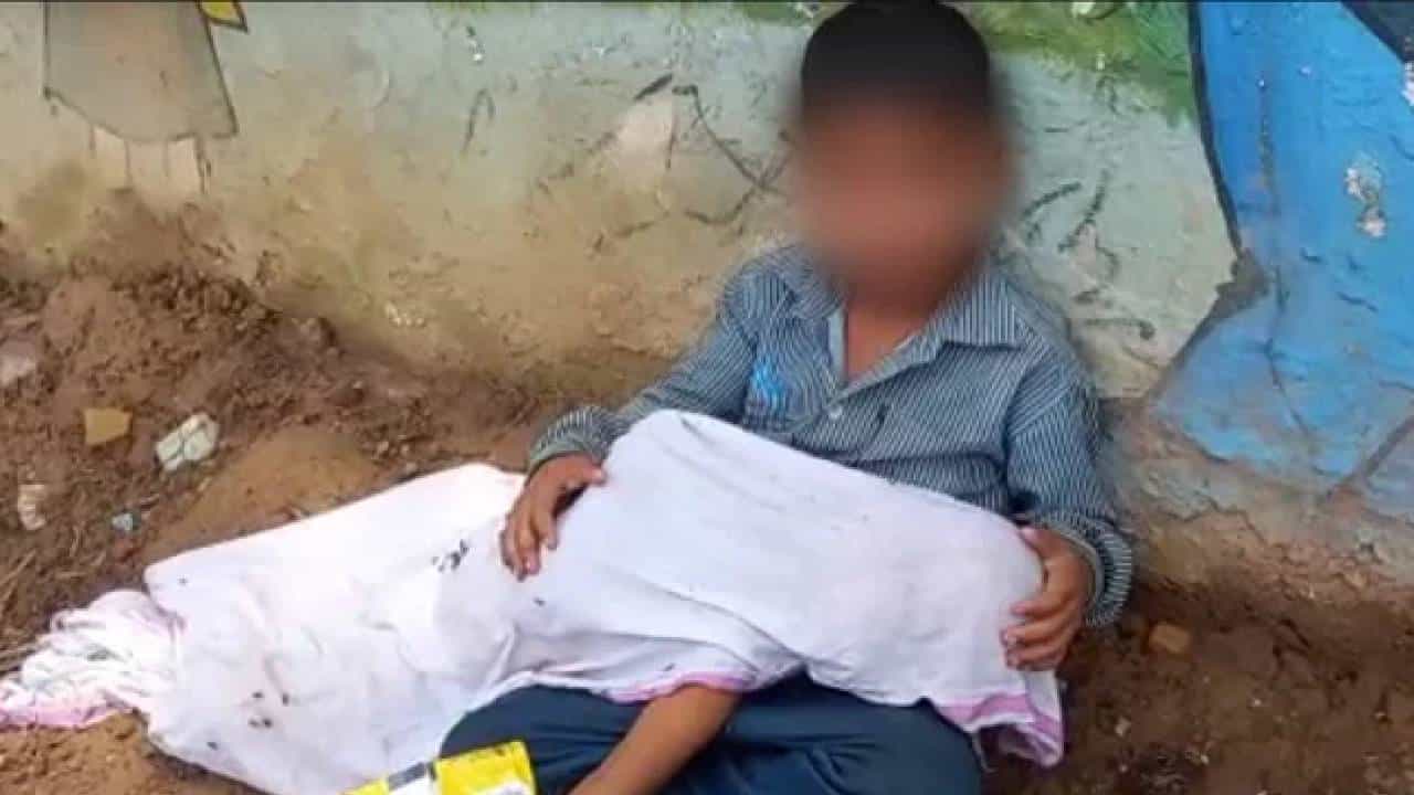 Viral Photo: ಆಂಬ್ಯುಲೆನ್ಸ್ ಹುಡುಕುತ್ತಾ ಹೋದ ತಂದೆ, 2 ವರ್ಷದ ತಮ್ಮನ ಶವವ ಮಡಿಲಲ್ಲಿ ಹೊತ್ತು, ತಲೆ ನೇವರಿಸುತ್ತಾ ಕುಳಿತಿದ್ದ ಬಾಲಕ Viral Photo: ಆಂಬ್ಯುಲೆನ್ಸ್ ಹುಡುಕುತ್ತಾ ಹೋದ ತಂದೆ, 2 ವರ್ಷದ ತಮ್ಮನ ಶವವ ಮಡಿಲಲ್ಲಿ ಹೊತ್ತು, ತಲೆ ನೇವರಿಸುತ್ತಾ ಕುಳಿತಿದ್ದ ಬಾಲಕ