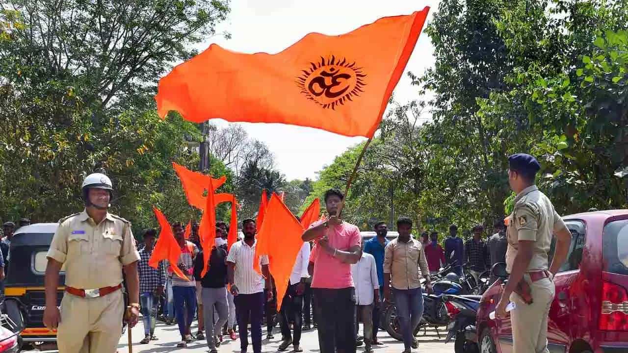 ಸಾಮಾಜಿಕ ಜಾಲತಾಣಗಳಲ್ಲಿ 'ಹಿಂದೂ ವಿರೋಧಿ' ಅಭಿಯಾನ ನಡೆಸುತ್ತಿರುವ ಮತಾಂಧರು ಸಾಮಾಜಿಕ ಜಾಲತಾಣಗಳಲ್ಲಿ 'ಹಿಂದೂ ವಿರೋಧಿ' ಅಭಿಯಾನ ನಡೆಸುತ್ತಿರುವ ಮತಾಂಧರು