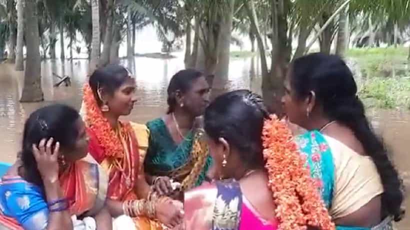 Viral Video: ಸುರಿದ ಭಾರೀ ಮಳೆಗೆ ಉಂಟಾದ ಪ್ರವಾಹ, ದೋಣಿ ಮೂಲಕ ವರನ ಮನೆಗೆ ಹೋದ ವಧು