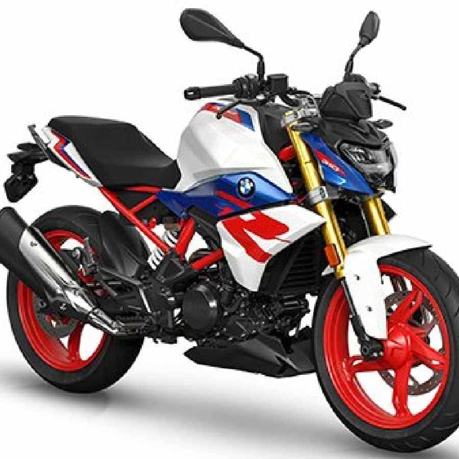 ಬಿಎಂಡಬ್ಲ್ಯೂ ತನ್ನ ಸ್ಪೋರ್ಟ್ಸ್ ಬೈಕ್- BMW G310 R ಅನ್ನು ಭಾರತದ ಮಾರುಕಟ್ಟೆಗೆ ಬಿಡುಗಡೆ ಮಾಡಿದೆ.
2022 BMW G 310 R ಈಗ ಪೋಲಾರ್ ವೈಟ್ನಲ್ಲಿ 2 ಬಣ್ಣ ಆಯ್ಕೆಗಳೊಂದಿಗೆ ರೇಸಿಂಗ್ ಬ್ಲೂ, ರೇಸಿಂಗ್ ರೆಡ್ ಮತ್ತು ಕಾಸ್ಮಿಕ್ ಬ್ಲ್ಯಾಕ್ ಲಭ್ಯವಿದೆ.
