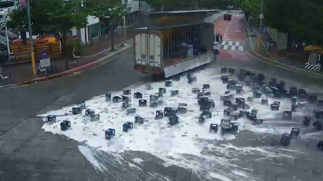 Viral Video: 2000 ಬಿಯರ್ ಬಾಟಲ್ ರಸ್ತೆಗೆ ಬಿದ್ದು ಪುಡಿಪುಡಿ; ಕ್ಲೀನ್ ಮಾಡಿದ ಹೀರೋಗಳಿಗೆ ಧನ್ಯವಾದ ಹೇಳಿದ ಕಂಪನಿ