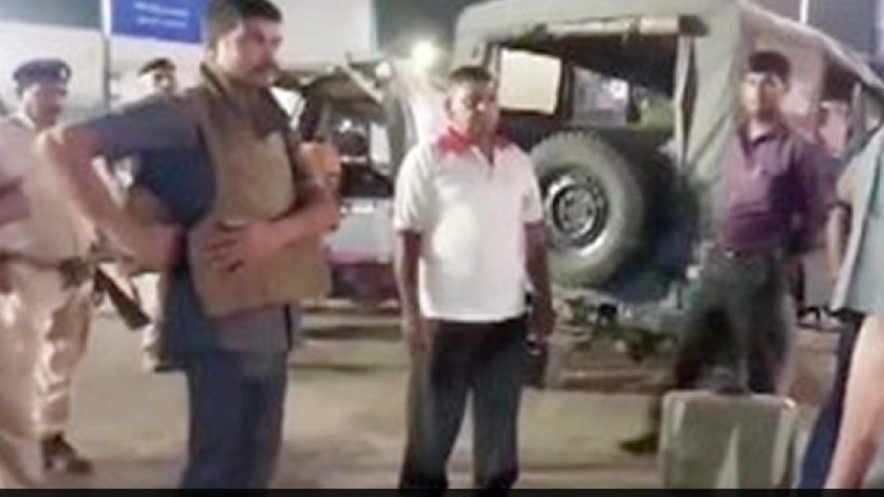 Bomb Threat: ಬ್ಯಾಗ್ನಲ್ಲಿ ಬಾಂಬ್ ಇದೆ ಎಂದ ಇಂಡಿಗೋ ಪ್ರಯಾಣಿಕ; ಆಮೇಲೇನಾಯ್ತು? Bomb Threat: ಬ್ಯಾಗ್ನಲ್ಲಿ ಬಾಂಬ್ ಇದೆ ಎಂದ ಇಂಡಿಗೋ ಪ್ರಯಾಣಿಕ; ಆಮೇಲೇನಾಯ್ತು?