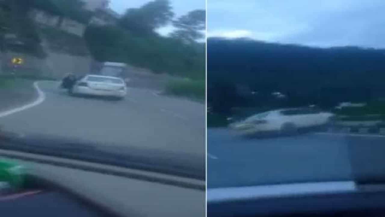 Viral Video: ಶಿಮ್ಲಾ ಹೈವೇಯಲ್ಲಿ ಹೋಗುತ್ತಿದ್ದ ಕಾರ್ ಡೋರ್ ತೆಗೆದು ನೇತಾಡಿದ ಯುವತಿ; ಆಮೇಲೇನಾಯ್ತು ಅಂತ ನೀವೇ ನೋಡಿ! Viral Video: ಶಿಮ್ಲಾ ಹೈವೇಯಲ್ಲಿ ಹೋಗುತ್ತಿದ್ದ ಕಾರ್ ಡೋರ್ ತೆಗೆದು ನೇತಾಡಿದ ಯುವತಿ; ಆಮೇಲೇನಾಯ್ತು ಅಂತ ನೀವೇ ನೋಡಿ!