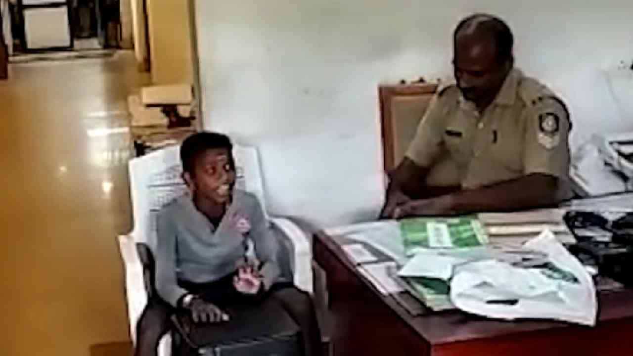 Viral Video: ಪೊಲೀಸ್ ಠಾಣೆಯಲ್ಲಿ ಜಾನಪದ ಗೀತೆ ಹಾಡಿದ ಬಾಲಕನ ವಿಡಿಯೋ ವೈರಲ್ Viral Video: ಪೊಲೀಸ್ ಠಾಣೆಯಲ್ಲಿ ಜಾನಪದ ಗೀತೆ ಹಾಡಿದ ಬಾಲಕನ ವಿಡಿಯೋ ವೈರಲ್