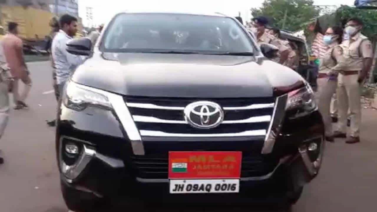 ಕಾರಿನಲ್ಲಿ ಹಣದ ಜತೆ ರೆಡ್ಹ್ಯಾಂಡ್ ಆಗಿ ಸಿಕ್ಕಿಬಿದ್ದ 3 ಕಾಂಗ್ರೆಸ್ ಶಾಸಕರ ಅಮಾನತು ಕಾರಿನಲ್ಲಿ ಹಣದ ಜತೆ ರೆಡ್ಹ್ಯಾಂಡ್ ಆಗಿ ಸಿಕ್ಕಿಬಿದ್ದ 3 ಕಾಂಗ್ರೆಸ್ ಶಾಸಕರ ಅಮಾನತು