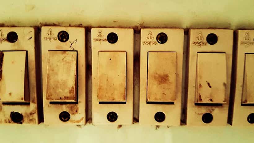 ಕೊಳೆ ಹಿಡಿದಿರುವ ಸ್ವಿಚ್ ಬೋರ್ಡ್ ಅನ್ನು 5 ನಿಮಿಷದಲ್ಲಿ ಸ್ವಚ್ಛಗೊಳಿಸುವ ಟ್ರಿಕ್ ಇಲ್ಲಿದೆ