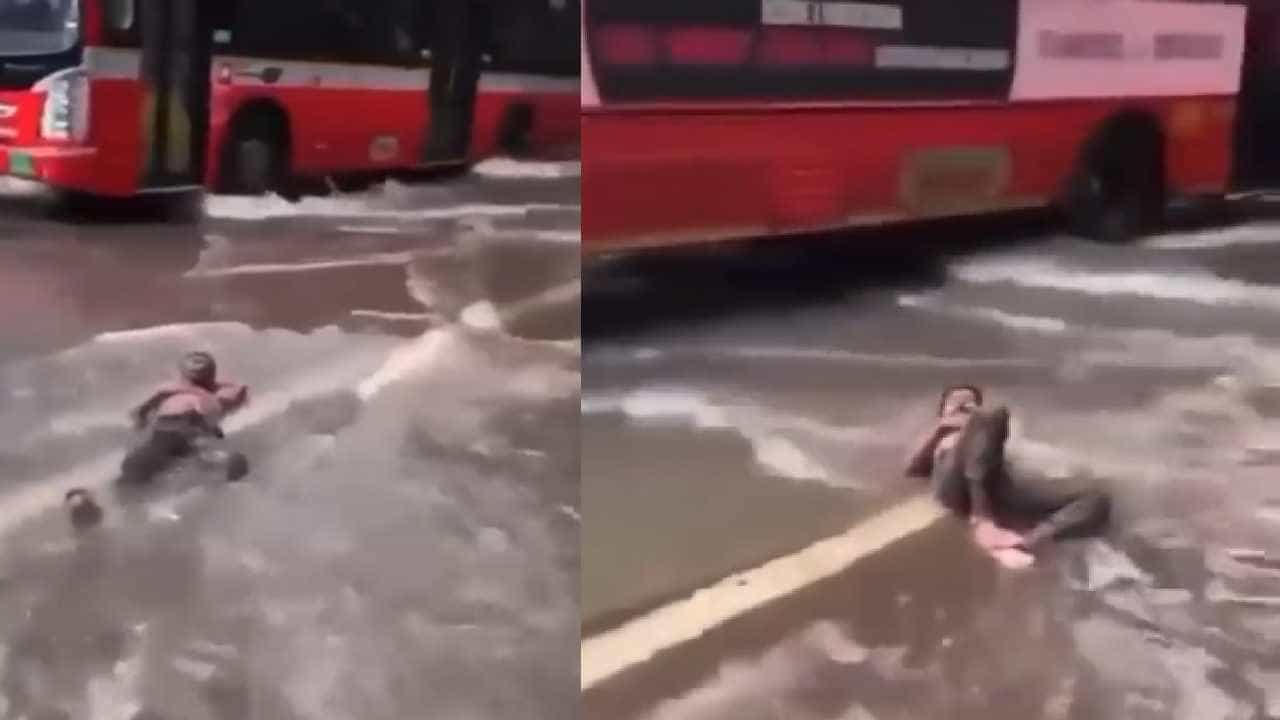 Viral Video: ನೀರು ತುಂಬಿದ ರಸ್ತೆಯಲ್ಲಿ ಹಾಯಾಗಿ ಮಲಗಿದ ವ್ಯಕ್ತಿಯ ವಿಡಿಯೋ ವೈರಲ್ Viral Video: ನೀರು ತುಂಬಿದ ರಸ್ತೆಯಲ್ಲಿ ಹಾಯಾಗಿ ಮಲಗಿದ ವ್ಯಕ್ತಿಯ ವಿಡಿಯೋ ವೈರಲ್