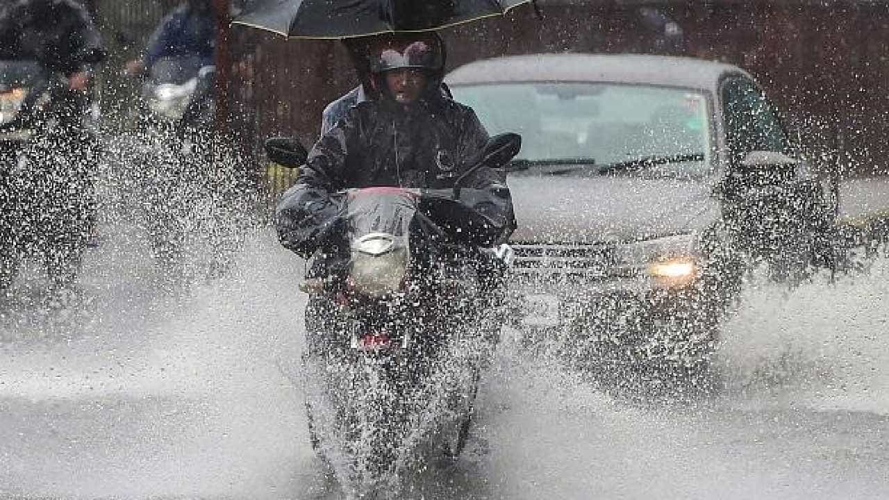 Karnataka Rain: ಇಂದಿನಿಂದ ಎರಡು ದಿನ ಕರ್ನಾಟಕದಲ್ಲಿ ಭಾರೀ ಮಳೆಯಾಗುವ ಮುನ್ಸೂಚನೆ, ರೆಡ್ ಅಲರ್ಟ್ ಘೋಷಣೆ Karnataka Rain: ಇಂದಿನಿಂದ ಎರಡು ದಿನ ಕರ್ನಾಟಕದಲ್ಲಿ ಭಾರೀ ಮಳೆಯಾಗುವ ಮುನ್ಸೂಚನೆ, ರೆಡ್ ಅಲರ್ಟ್ ಘೋಷಣೆ
