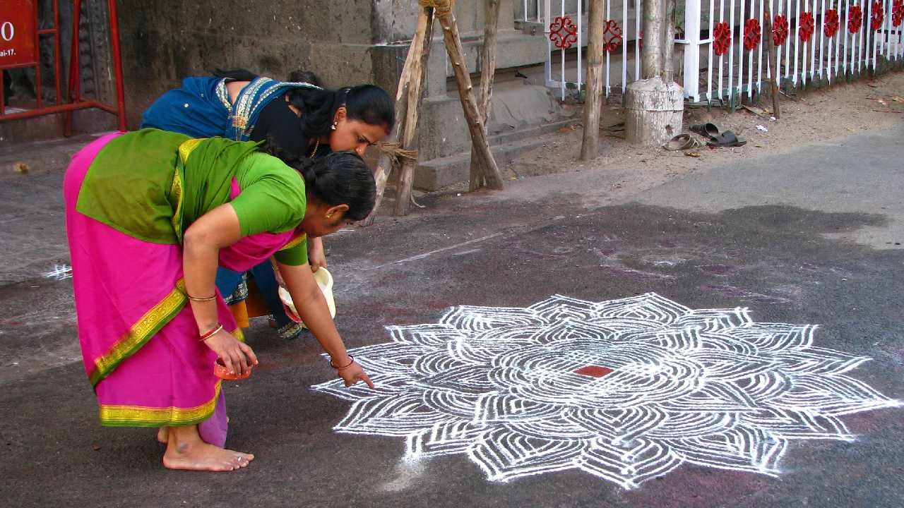 ಕಲ್ಲಿನ ಪುಡಿಗಿಂತ ಅಕ್ಕಿ ಹಿಟ್ಟಿನಲ್ಲಿ ರಂಗೋಲಿ ಬಿಡಿಸಿದರೆ ಹೇಗೆ? ಇದರಿಂದ ಆಗುವ ಪ್ರಯೋಜನಗಳು ಇಲ್ಲಿವೆ