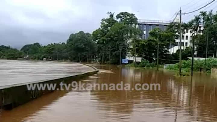 ಪ್ರವಾಹದ ಮಟ್ಟ ಮೀರಿ ಹರಿಯುತ್ತಿರುವ ತುಂಗಾ ನದಿ, ಶೃಂಗೇರಿ ಶಾರದಾಂಬೆ ದೇವಾಲಯದ ಪ್ರದೇಶ ಜಲಾವೃತ ಪ್ರವಾಹದ ಮಟ್ಟ ಮೀರಿ ಹರಿಯುತ್ತಿರುವ ತುಂಗಾ ನದಿ, ಶೃಂಗೇರಿ ಶಾರದಾಂಬೆ ದೇವಾಲಯದ ಪ್ರದೇಶ ಜಲಾವೃತ