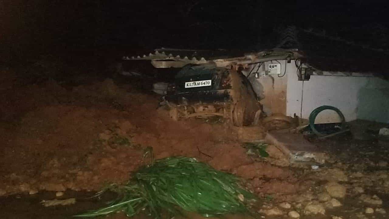 ಮಂಗಳೂರು: ಭಾರೀ ಮಳೆಯಿಂದ ಮನೆ ಮೇಲೆ ಗುಡ್ಡ ಕುಸಿತ ಪ್ರಕರಣ: ಮೃತಪಟ್ಟವರ ಸಂಖ್ಯೆ 3 ಕ್ಕೇರಿಕೆ ಮಂಗಳೂರು: ಭಾರೀ ಮಳೆಯಿಂದ ಮನೆ ಮೇಲೆ ಗುಡ್ಡ ಕುಸಿತ ಪ್ರಕರಣ: ಮೃತಪಟ್ಟವರ ಸಂಖ್ಯೆ 3 ಕ್ಕೇರಿಕೆ