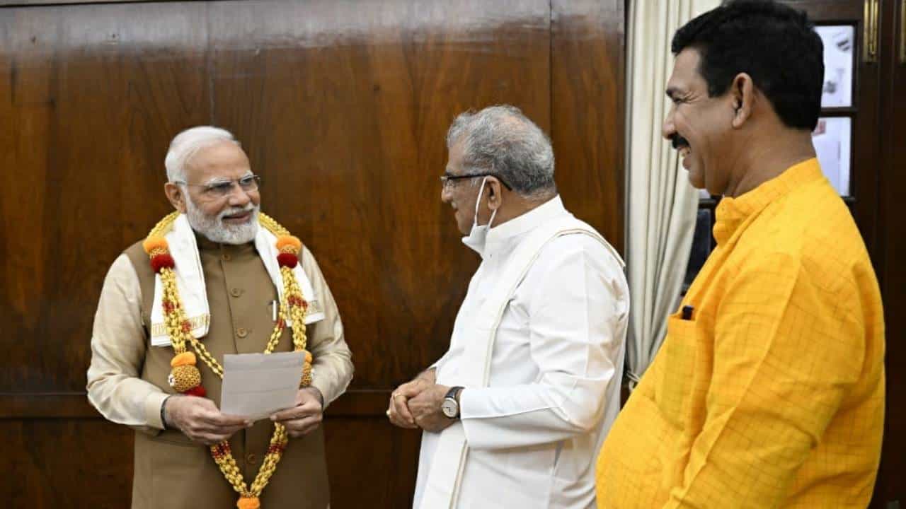 ರಾಜ್ಯಸಭಾ ಸದಸ್ಯರಾಗಿ ಪ್ರಮಾಣ ವಚನ ಸ್ವೀಕರಿಸಿದ ಬಳಿಕ ಪ್ರಧಾನಿ ಮೋದಿ ಭೇಟಿ ಮಾಡಿದ ಪದ್ಮ ವಿಭೂಷಣ ವೀರೇಂದ್ರ ಹೆಗ್ಗಡೆ ರಾಜ್ಯಸಭಾ ಸದಸ್ಯರಾಗಿ ಪ್ರಮಾಣ ವಚನ ಸ್ವೀಕರಿಸಿದ ಬಳಿಕ ಪ್ರಧಾನಿ ಮೋದಿ ಭೇಟಿ ಮಾಡಿದ ಪದ್ಮ ವಿಭೂಷಣ ವೀರೇಂದ್ರ ಹೆಗ್ಗಡೆ