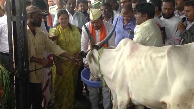 ಮಳೆ, ಪ್ರವಾಹಕ್ಕೆ ಸಿಲುಕಿ ಮೃತಪಟ್ಟ ಜಾನುವಾರುಗಳಿಗೆ ಪರಿಹಾರ ನೀಡುವುದಾಗಿ ಸಚಿವ ಪ್ರಭು ಚೌಹಾಣ್ ಘೋಷಣೆ ಮಳೆ, ಪ್ರವಾಹಕ್ಕೆ ಸಿಲುಕಿ ಮೃತಪಟ್ಟ ಜಾನುವಾರುಗಳಿಗೆ ಪರಿಹಾರ ನೀಡುವುದಾಗಿ ಸಚಿವ ಪ್ರಭು ಚೌಹಾಣ್ ಘೋಷಣೆ