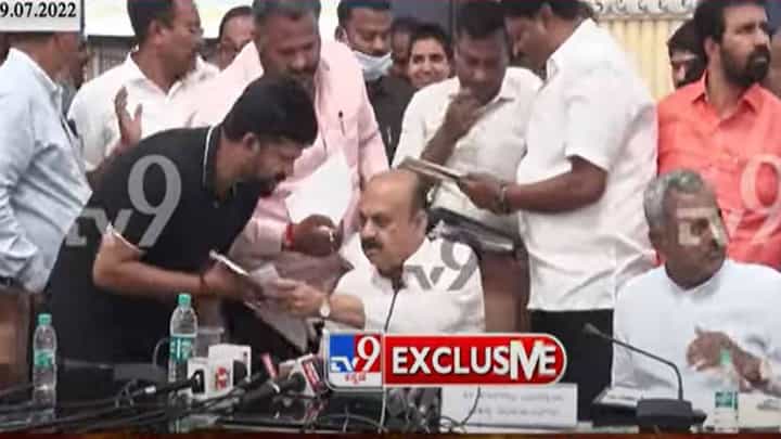 ದಸರಾ ಪೂರ್ವಭಾವಿ ಸಭೆಯಲ್ಲಿ ಸಿ ಎಮ್ ಬೊಮ್ಮಾಯಿ ಸಂಸದ ಸಿಂಹನ ಮೇಲೆ ಸಿಡಿಮಿಡಿಗೊಂಡರು! ದಸರಾ ಪೂರ್ವಭಾವಿ ಸಭೆಯಲ್ಲಿ ಸಿ ಎಮ್ ಬೊಮ್ಮಾಯಿ ಸಂಸದ ಸಿಂಹನ ಮೇಲೆ ಸಿಡಿಮಿಡಿಗೊಂಡರು!